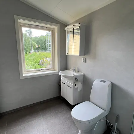 Sjarmerende Med Privat Brygge Holiday home Leikanger (More og Romsdal)