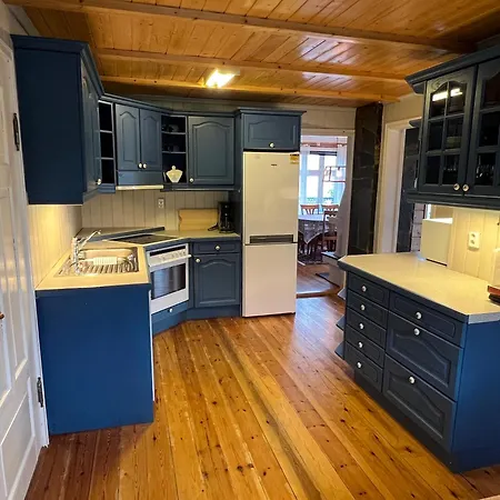 Sjarmerende Med Privat Brygge Holiday home