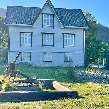 Sjarmerende Med Privat Brygge 別荘